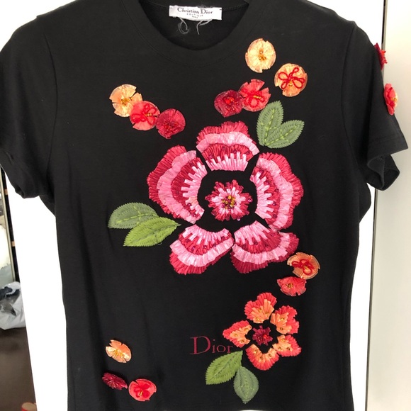Dior Tops - DIOR 💯 T-shirt with flower appliqué sz S-M